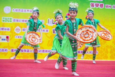 Hong Kong - Mart 04: 14 Tai Kok Tsui tapınağın üzerinde 04 Mart 2018 Hong Kong'da Fuar katılımcıları. Tapınak Fuar her yıl düzenlenen bir Çin kültürel olaydır 