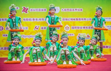 Hong Kong - Mart 04: 14 Tai Kok Tsui tapınağın üzerinde 04 Mart 2018 Hong Kong'da Fuar katılımcıları. Tapınak Fuar her yıl düzenlenen bir Çin kültürel olaydır 