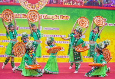 Hong Kong - Mart 04: 14 Tai Kok Tsui tapınağın üzerinde 04 Mart 2018 Hong Kong'da Fuar katılımcıları. Tapınak Fuar her yıl düzenlenen bir Çin kültürel olaydır 