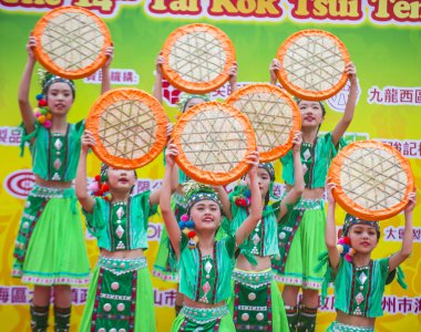 Hong Kong - Mart 04: 14 Tai Kok Tsui tapınağın üzerinde 04 Mart 2018 Hong Kong'da Fuar katılımcıları. Tapınak Fuar her yıl düzenlenen bir Çin kültürel olaydır 