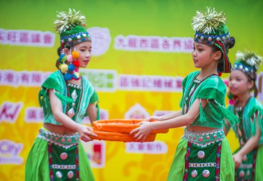 Hong Kong - Mart 04: 14 Tai Kok Tsui tapınağın üzerinde 04 Mart 2018 Hong Kong'da Fuar katılımcıları. Tapınak Fuar her yıl düzenlenen bir Çin kültürel olaydır 