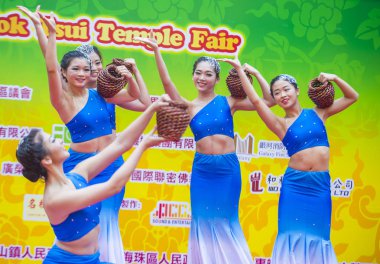 Hong Kong - Mart 04: 14 Tai Kok Tsui tapınağın üzerinde 04 Mart 2018 Hong Kong'da Fuar katılımcıları. Tapınak Fuar her yıl düzenlenen bir Çin kültürel olaydır 