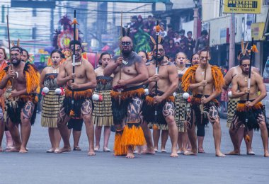 Iloilo, Filipinler - 28 Ocak: Dinagyang Festivali 28 Ocak 2018 üzerinde Iloilo Filipinler Maori dansçıları. Santo Nino onur dini ve kültürel festival Dinagyang olduğunu