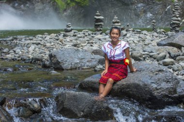 Batad, Filipinler - Mayıs 02: Batad üzerinde 02 Mayıs 2018 Türkiye bir şelale yakınındaki Ifugao azınlık kızdan. Kuzey Filipinler dağların çoğunlukla canlı Ifugao azınlık