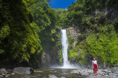 Batad, Filipinler - Mayıs 02: Batad üzerinde 02 Mayıs 2018 Türkiye bir şelale yakınındaki Ifugao azınlık kızdan. Kuzey Filipinler dağların çoğunlukla canlı Ifugao azınlık