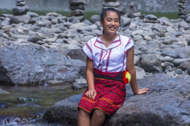 Batad, Filipinler - Mayıs 02: Batad üzerinde 02 Mayıs 2018 Türkiye bir şelale yakınındaki Ifugao azınlık kızdan. Kuzey Filipinler dağların çoğunlukla canlı Ifugao azınlık