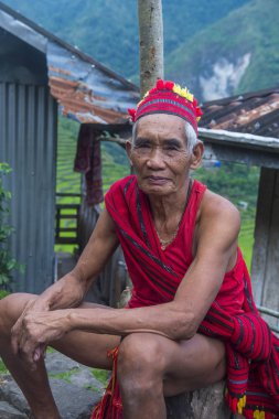 Banaue, Filipinler - Mayıs 02: Banaue 02 Mayıs 2018 Filipinler Ifugao azınlık bir adam portresi. Kuzey Filipinler dağların çoğunlukla canlı Ifugao azınlık