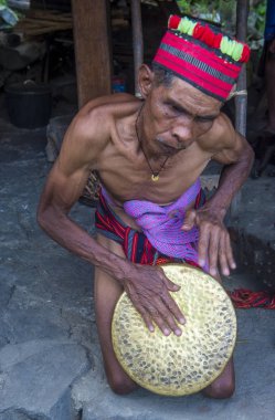 Banaue, Filipinler - Mayıs 02: Banaue 02 Mayıs 2018 Filipinler Ifugao azınlık bir adam portresi. Kuzey Filipinler dağların çoğunlukla canlı Ifugao azınlık