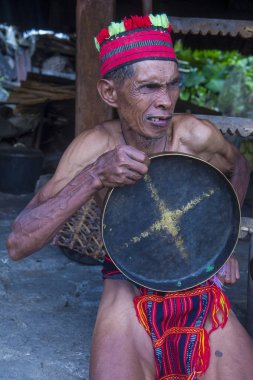 Banaue, Filipinler - Mayıs 02: Banaue 02 Mayıs 2018 Filipinler Ifugao azınlık bir adam portresi. Kuzey Filipinler dağların çoğunlukla canlı Ifugao azınlık
