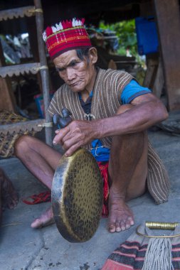 Banaue, Filipinler - Mayıs 02: Banaue 02 Mayıs 2018 Filipinler Ifugao azınlık bir adam portresi. Kuzey Filipinler dağların çoğunlukla canlı Ifugao azınlık