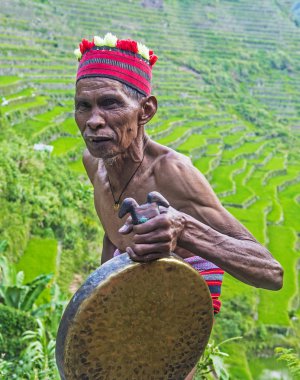Banaue, Filipinler - Mayıs 02: Banaue 02 Mayıs 2018 Filipinler Ifugao azınlık bir adam portresi. Kuzey Filipinler dağların çoğunlukla canlı Ifugao azınlık