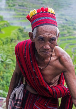 Banaue, Filipinler - Mayıs 02: Banaue 02 Mayıs 2018 Filipinler Ifugao azınlık bir adam portresi. Kuzey Filipinler dağların çoğunlukla canlı Ifugao azınlık