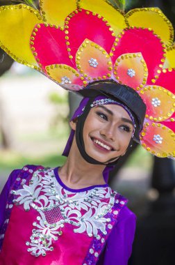 Manila, Filipinler - 27 Nisan: Aliwan fiesta Manila Filipinler üzerinde 27 Nisan 2018 yılında katılımcı. Aliwan Fiesta farklı kültürel festivaller Filipinler toplar yıllık bir olaydır