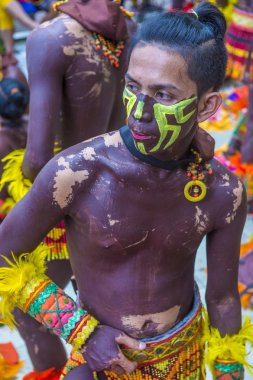 Manila, Filipinler - 27 Nisan: Aliwan fiesta Manila Filipinler üzerinde 27 Nisan 2018 yılında katılımcı. Aliwan Fiesta farklı kültürel festivaller Filipinler toplar yıllık bir olaydır