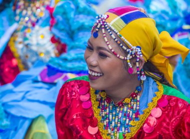 Manila, Filipinler - 27 Nisan: Aliwan fiesta Manila Filipinler üzerinde 27 Nisan 2018 yılında katılımcı. Aliwan Fiesta farklı kültürel festivaller Filipinler toplar yıllık bir olaydır