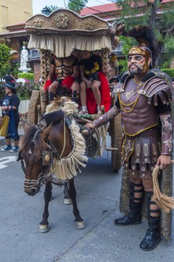 Boac, Filipinler - 30 Mart: Katılımcı Boac Marinduque adası Filipinler Moriones Festivali. Anualy kutsal hafta düzenlenen Moriones Festivali 