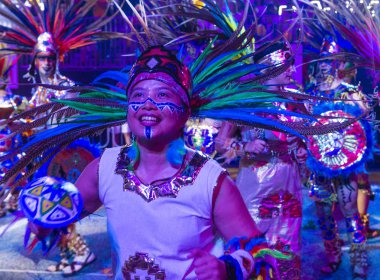 Singapur - 24 Şubat: Katılımcılar üzerinde 24 Şubat 2018 Singapur'da Çingay geçit. Çingay bir yıllık sokak tören ve Çin yeni yılı festivaller bir parçası 