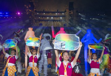 Singapur - 24 Şubat: Katılımcılar üzerinde 24 Şubat 2018 Singapur'da Çingay geçit. Çingay bir yıllık sokak tören ve Çin yeni yılı festivaller bir parçası 