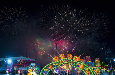 Singapur - 21 Şubat: Fireworks fener Februery 21 2018 Singapur Nehri Hongbao şenlikte sırasında. Olay anualy Marina Bay ay yeni yıl hoş geldiniz düzenlenmektedir.