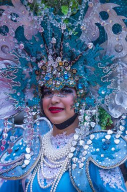 Singapur - 24 Şubat: Katılımcı Singapur üzerinde 24 Şubat 2018 Çingay geçit. Çingay bir yıllık sokak tören ve Çin yeni yılı festivaller bir parçası 