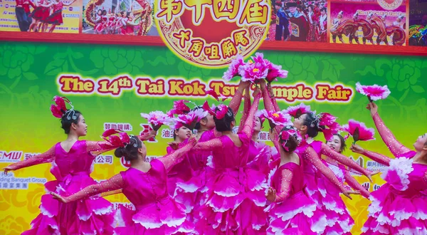 Hong Kong - Mart 04: 14 Tai Kok Tsui tapınağın üzerinde 04 Mart 2018 Hong Kong'da Fuar katılımcıları. Tapınak Fuar her yıl düzenlenen bir Çin kültürel olaydır 