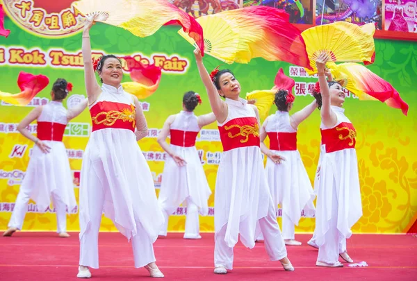 Hong Kong - Mart 04: 14 Tai Kok Tsui tapınağın üzerinde 04 Mart 2018 Hong Kong'da Fuar katılımcıları. Tapınak Fuar her yıl düzenlenen bir Çin kültürel olaydır 