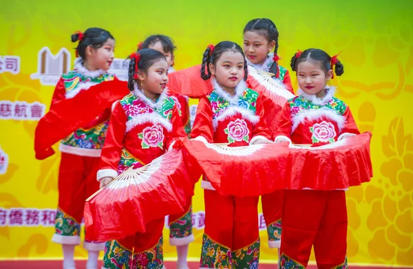 Hong Kong - Mart 04: 14 Tai Kok Tsui tapınağın üzerinde 04 Mart 2018 Hong Kong'da Fuar katılımcıları. Tapınak Fuar her yıl düzenlenen bir Çin kültürel olaydır 