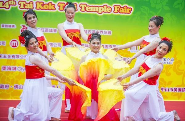 Hong Kong - Mart 04: 14 Tai Kok Tsui tapınağın üzerinde 04 Mart 2018 Hong Kong'da Fuar katılımcıları. Tapınak Fuar her yıl düzenlenen bir Çin kültürel olaydır 
