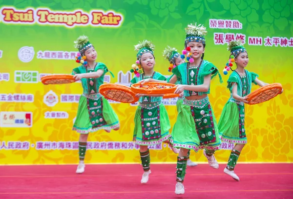 Hong Kong - Mart 04: 14 Tai Kok Tsui tapınağın üzerinde 04 Mart 2018 Hong Kong'da Fuar katılımcıları. Tapınak Fuar her yıl düzenlenen bir Çin kültürel olaydır 
