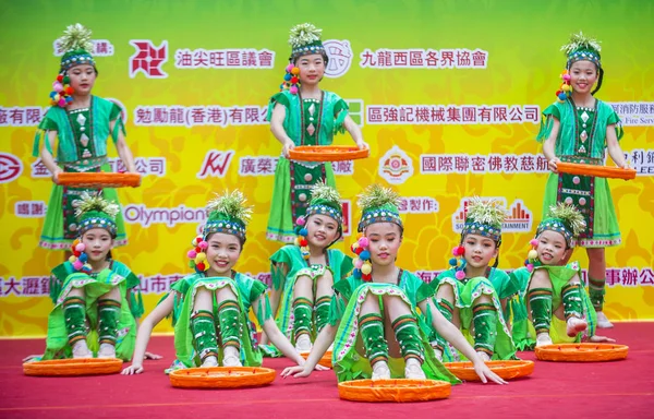 Hong Kong - Mart 04: 14 Tai Kok Tsui tapınağın üzerinde 04 Mart 2018 Hong Kong'da Fuar katılımcıları. Tapınak Fuar her yıl düzenlenen bir Çin kültürel olaydır 