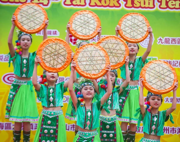 Hong Kong - Mart 04: 14 Tai Kok Tsui tapınağın üzerinde 04 Mart 2018 Hong Kong'da Fuar katılımcıları. Tapınak Fuar her yıl düzenlenen bir Çin kültürel olaydır 