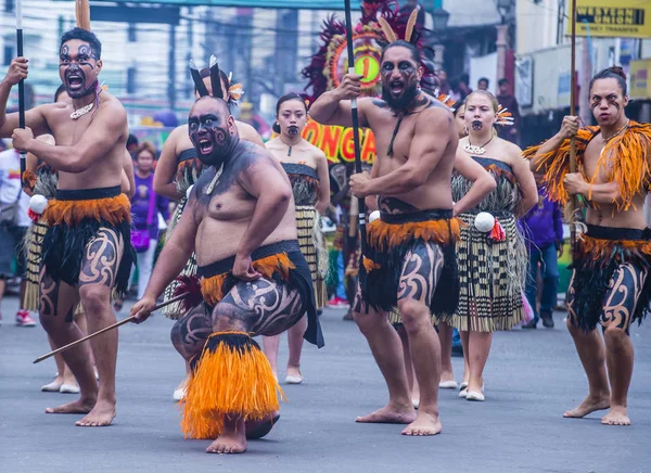 Iloilo, Filipinler - 28 Ocak: Dinagyang Festivali 28 Ocak 2018 üzerinde Iloilo Filipinler Maori dansçıları. Santo Nino onur dini ve kültürel festival Dinagyang olduğunu