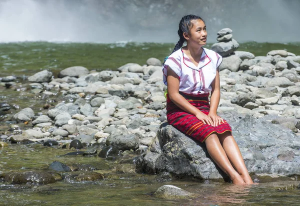 Batad, Filipinler - Mayıs 02: Batad üzerinde 02 Mayıs 2018 Türkiye bir şelale yakınındaki Ifugao azınlık kızdan. Kuzey Filipinler dağların çoğunlukla canlı Ifugao azınlık