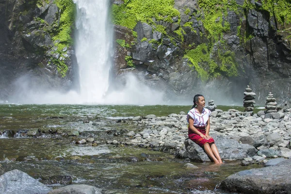Batad, Filipinler - Mayıs 02: Batad üzerinde 02 Mayıs 2018 Türkiye bir şelale yakınındaki Ifugao azınlık kızdan. Kuzey Filipinler dağların çoğunlukla canlı Ifugao azınlık