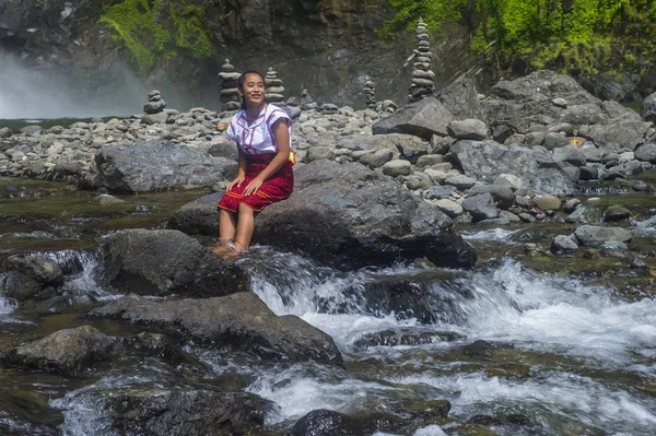 Batad, Filipinler - Mayıs 02: Batad üzerinde 02 Mayıs 2018 Türkiye bir şelale yakınındaki Ifugao azınlık kızdan. Kuzey Filipinler dağların çoğunlukla canlı Ifugao azınlık