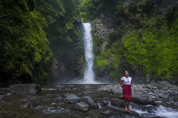 Batad, Filipinler - Mayıs 02: Batad üzerinde 02 Mayıs 2018 Türkiye bir şelale yakınındaki Ifugao azınlık kızdan. Kuzey Filipinler dağların çoğunlukla canlı Ifugao azınlık