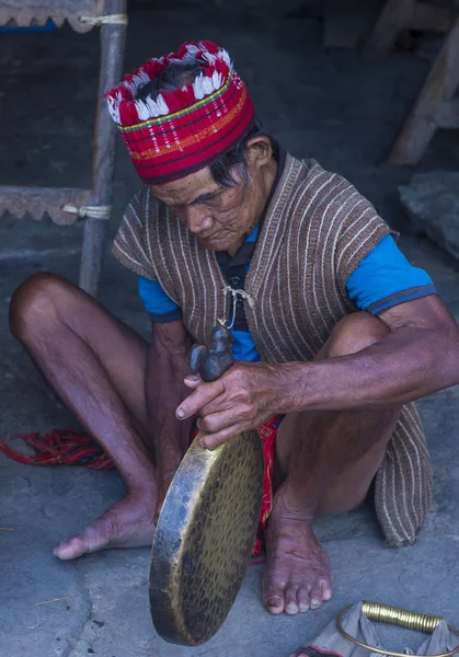 Banaue, Filipinler - Mayıs 02: Banaue 02 Mayıs 2018 Filipinler Ifugao azınlık bir adam portresi. Kuzey Filipinler dağların çoğunlukla canlı Ifugao azınlık