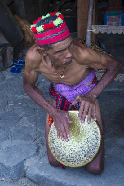 Banaue, Filipinler - Mayıs 02: Banaue 02 Mayıs 2018 Filipinler Ifugao azınlık bir adam portresi. Kuzey Filipinler dağların çoğunlukla canlı Ifugao azınlık