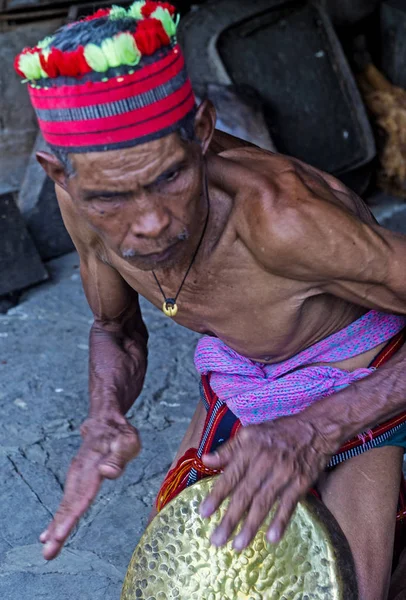 Banaue, Filipinler - Mayıs 02: Banaue 02 Mayıs 2018 Filipinler Ifugao azınlık bir adam portresi. Kuzey Filipinler dağların çoğunlukla canlı Ifugao azınlık