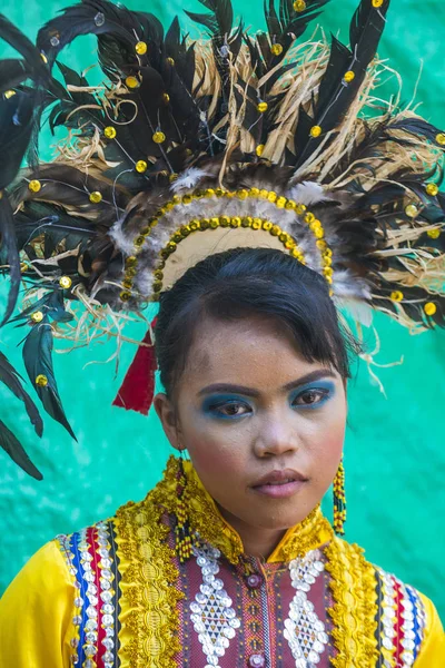 Manila, Filipinler - 27 Nisan: Aliwan fiesta Manila Filipinler üzerinde 27 Nisan 2018 yılında katılımcı. Aliwan Fiesta farklı kültürel festivaller Filipinler toplar yıllık bir olaydır