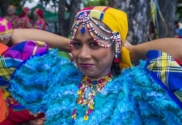 Manila, Filipinler - 27 Nisan: Aliwan fiesta Manila Filipinler üzerinde 27 Nisan 2018 yılında katılımcı. Aliwan Fiesta farklı kültürel festivaller Filipinler toplar yıllık bir olaydır