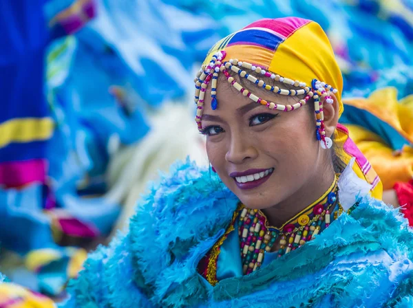 Manila, Filipinler - 27 Nisan: Aliwan fiesta Manila Filipinler üzerinde 27 Nisan 2018 yılında katılımcı. Aliwan Fiesta farklı kültürel festivaller Filipinler toplar yıllık bir olaydır