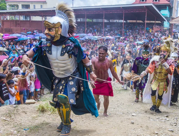 Boac, Filipinler - 30 Mart: Katılımcılar Boac Marinduque Moriones Festivali Türkiye ada. Anualy kutsal hafta düzenlenen Moriones Festivali 