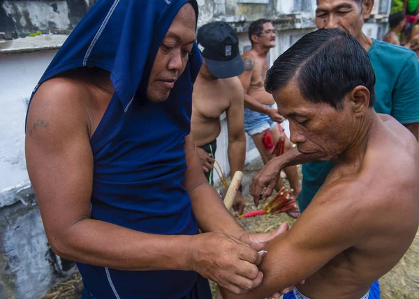 Gasan, Filipinler - 30 Mart: Filippino erkekler themselve iyi Cuma günü Gasan, Marinduque adası, Filipinler mezarlığı üzerinde 30 Mart 2018 vurmak