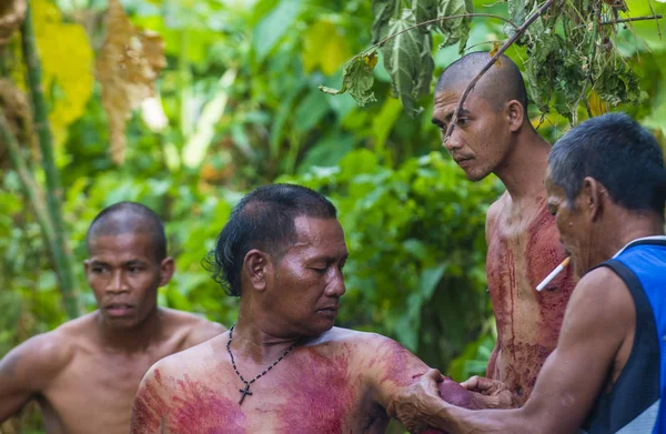 Gasan, Filipinler - 30 Mart: Filippino erkekler themselve iyi Cuma günü Gasan, Marinduque adası, Filipinler mezarlığı üzerinde 30 Mart 2018 vurmak