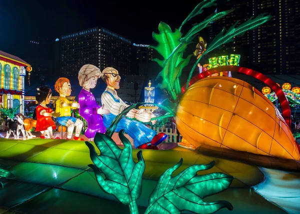 Singapur - 21 Şubat: Februery 21 2018 Singapur Nehri Hongbao köpek kutlama fenerler yılı. Olay anualy Marina Bay ay yeni yıl hoş geldiniz düzenlenmektedir.