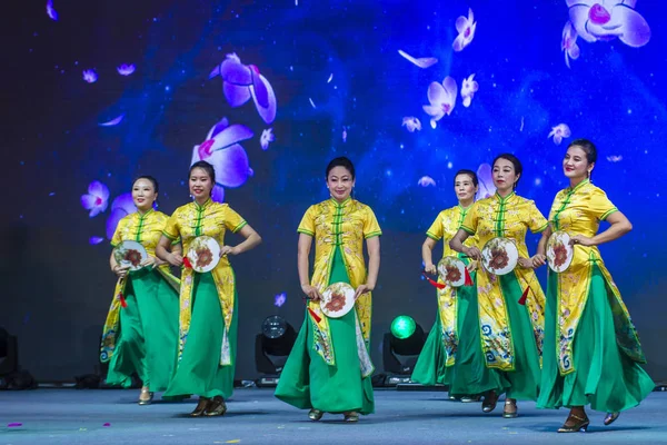 Singapur - 21 Şubat: Dansçılar gerçekleştirmek Çin yeni yıl kutlama nehir Hongbao Singapur Marina Bay Februery 21 2018 tarih itibariyle. 