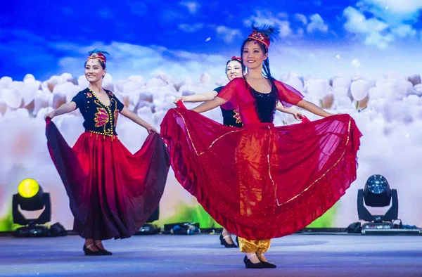 Singapur - 21 Şubat: Dansçılar gerçekleştirmek Çin yeni yıl kutlama nehir Hongbao Singapur Marina Bay Februery 21 2018 tarih itibariyle. 