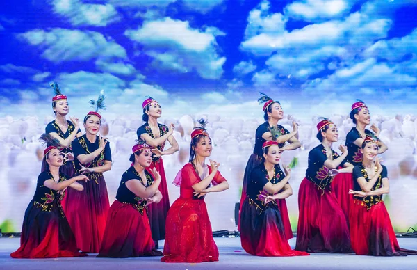 Singapur - 21 Şubat: Dansçılar gerçekleştirmek Çin yeni yıl kutlama nehir Hongbao Singapur Marina Bay Februery 21 2018 tarih itibariyle. 