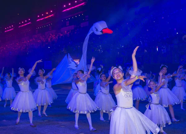 Singapur - 24 Şubat: Katılımcılar üzerinde 24 Şubat 2018 Singapur'da Çingay geçit. Çingay bir yıllık sokak tören ve Çin yeni yılı festivaller bir parçası 